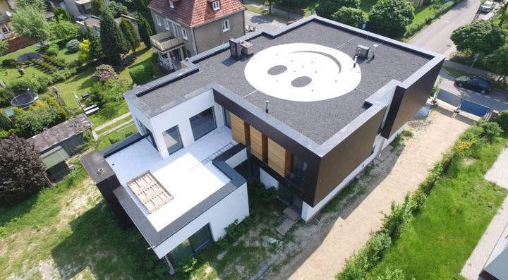 Zastosowanie dachów płaskich na obiektach przemysłowych – kluczowe aspekty, które warto znać