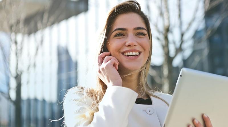 Ile naprawdę zarabia hostessa? Odkrywamy tajemnice wynagrodzeń w branży eventowej