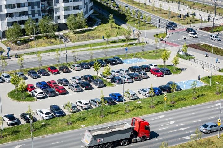 Wszystko, co powinieneś wiedzieć o parkingach: lokalizacja, opłaty, dostępność miejsc i udogodnienia