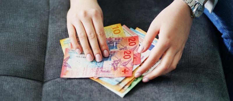 Jakie wynagrodzenie czeka na opiekunki w Szwajcarii? Sprawdź, ile zarabiają!