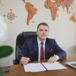 Ile zarabia dyrektor szkoły i od czego zależy pensja?
