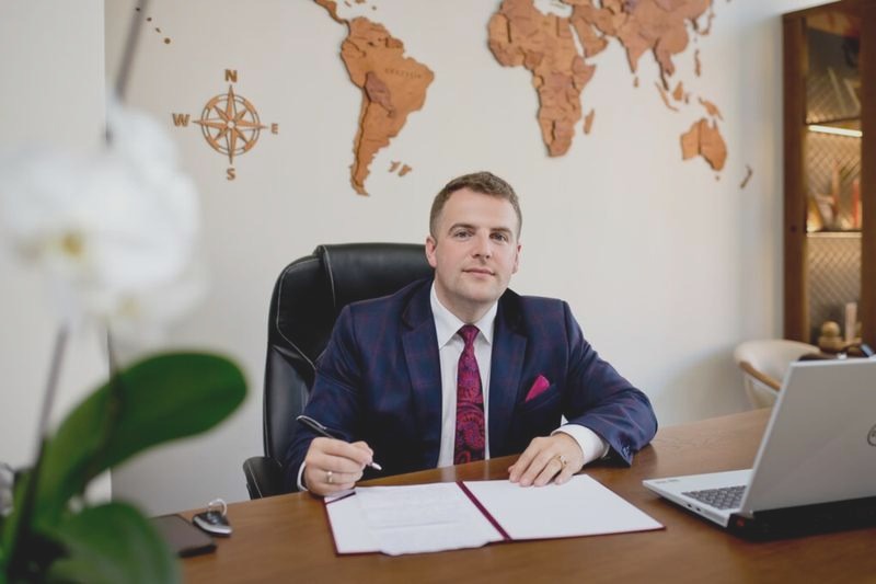 Ile zarabia dyrektor szkoły i od czego zależy pensja?